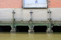 Fundament eines Lagerhauses am Moldauhafen in Hamburg Kleiner Grasbrook; Steichdalben aus Holz schützen die Betonpfeiler vor dem Rammen durch anlegende Schiffe.