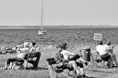Hafenpromenade von Timmendorf - Insel Poel - Mecklenburg Vorpommern. Segelboot / Blick über die Wismarer Bucht.