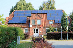 Altes Backsteingebäude mit Sonnenkollektoren auf dem Dach; Gollwitz / Insel Poel - Mecklenburg Vorpommern.