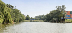 Blick zum Ende des Neuhöfer Kanals in Hamburg Wilhelmsburg; ursprünglich hatte der Kanal eine Verbindung zum Reiherstieg.