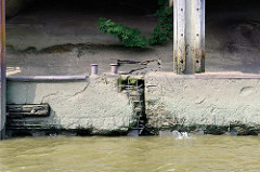 Fundament eines Lagerhauses am Moldauhafen in Hamburg Kleiner Grasbrook; die Eisenarmierung der Kaimauer ist teilweise freigelegt.