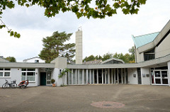 Gemeindezentrum der St. Jakobus Kirche im Hamburger Stadtteil Lurup, errichtet 1971 - Architekten Walter  Bunsmann, Jörn Rau und  Paul Gerhard Scharf. Das moderne Kirchengebäude in der Jevenstedter Straße ist ein Hamburger Kulturdenkmal und  steht un