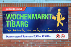 Informationsschild vom Bezirksamt Eimsbüttel zum Wochenmarkt Tibarg in Hamburg Niendorf; er findet Donnerstag und Sonnabend statt.