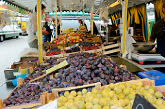 Wochenmarkt auf dem Marktplatz von Hamburg Langenhorn,  Marktstand mit  Obst und Gemüse.