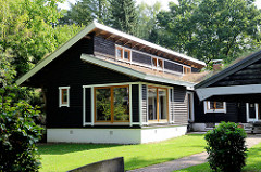 Wohnhaus der denkmalgeschützten Norwegersiedlung am  Ohlstedter Stieg im Hamburger Stadtteil Wohldorf-Ohlstedt; die Gebäude wurden in Blockhausbauweise aus norwegischen Montageteilen 1943/44 als Behelfsheime für hohe NSDAP-Funktionäre errichtet.