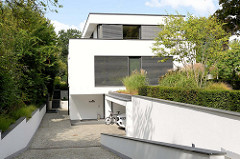 Moderne Architektur - kubische Villa im Hamburger Stadtteil Wohldorf-Ohlstedt.