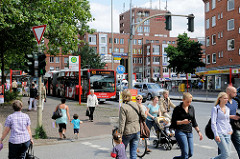 Blick von der Alsterdorferstraße auf das Einkaufszentrum am Winterhuder Marktplatz, ein Bus der Linie 109 steht an der Haltestelle.