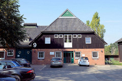 Ehemaliges landwirtschaftliches Gebäude / Scheune an der Hummelsbütteler Dorfstraße im Hamburger Stadtteil Hummelsbüttel - jetzt gewerbliche Nutzung.