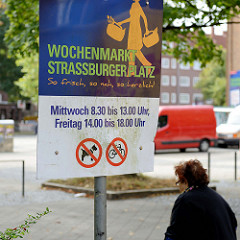 Hinweisschild für den Wochenmarkt Straßburger Platz im Hamburger Stadtteil Dulsberg.
