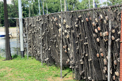 Im Fischereihafen  von Ziegenort /  Trzebież  sind Fischernetze zum Trocknen aufgehängt.