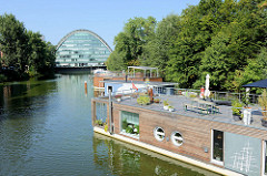 Blick von der Wendenbrücke auf das Hochwasserbassin in Hamburg Hammerbrook  - moderne, neue Hausboote am Viktoriakai - im Hintergrund das Bürogebäude Berliner Bogen.