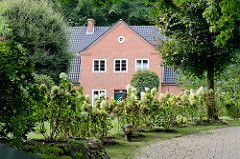 Denkmalgeschütztes Wohnhaus - Einfamilienhaus an der Diestelstraße im Hamburger Stadtteil Wohldorf-Ohlstedt; erbaut 1924, Architekt Hermann Schöne.