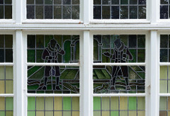 Fenster mit Bleiverglasung und Buntglasbildern im ehem. Rathaus von Hamburg Ohlstedt.