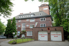 Ehemaliges Rathaus Ohlstedt - erbaut 1928, Architekt Baurat Völker - auch Sitz der Feuerwehr und Sparkasse. Jetzt privatwirschaftliche Nutzung + Sitz der Freiwilligen Feuerwehr Ohlstedt.