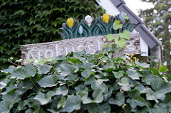 Straßenschild Krokusstieg - Holzschild geschnitzt in der Gartenstadt von Hamburg Alsterdorf.