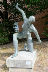 Bronzeskulptur Kniende im Hamburger Stadtteil  Lurup - Hans-Joachim Frielinghaus, 1972.