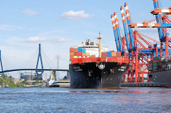 Waltershofer Hafen im Hamburger Hafenstadtteil Waltershof - das Containerschiff SCI Mumbai legt am Eurokai ab - im Hintergrund die Köhlbrandbrücke.
