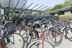 Bike & ride Station am Bahnhof von Hamburg Ohlstedt; Parkplatz für Fahrräder - auch Schließfächer und Doppelstockparkanlage.