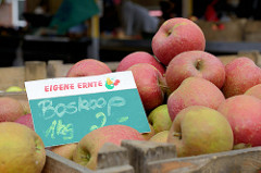 Marktstand mit Obst und Gemüse auf dem Wochenmarkt Grundstraße in Hamburg Eimsbüttel; Holzkisten mit Boskoopäpfeln, eigene Ernte.