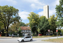 Blick über die Alsterdorfer Straße zu denkmalgeschützten Martin Luther Kirche in der Bebelallee. Die Kirche wurde  1963 fertig gestellt - Architekt  Henry Schlote.