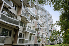 Wohnblock mit Balkons an der Straße Bornheide im Hamburger Stadtteil Lurup an der Grenze zu Hamburg Osdorf.