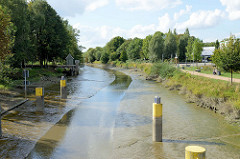 Die Krückau in Elmshorn bei Niedrigwasser / Ebbe;  nur ein schmales Rinnsal zeigt die Fahrrinne an.