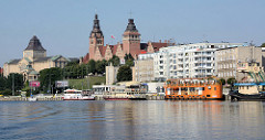 Hafenpanorama von Stettin, Wohnhäuser am Ufer der Oder;  Ausflugsschiffe liegen am Kai im Hintergrund die historische Architektur vom  Regierungsgebäude der Provinz Pommern sowie dem Nationalmuseum.