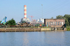 Hafenanlagen mit Backsteingebäude an der Westoder in Stettin - im Hintergrund ein Kraftwerksturm.
