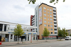 Geschäfte und Hochhaus  an der Luruper Hauptstraße / Eckhoffplatz im Hamburger Stadtteil Lurup.