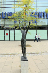 Bronzeskulptur am Eckhoffplatz  im Hamburger Stadtteil Lurup; Kunst am Bau - Reifenspieler / Hendrik Bölig, 1966.