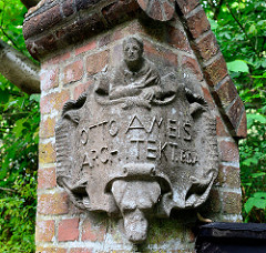 Toreinfahrt vom Einfamilienhaus - Baustil Heimatstil im Schleusenredder von Hamburg Wohldorf-Ohlstedt; erbaut 1907 - Keramikplakette Architekt Otto Ameis