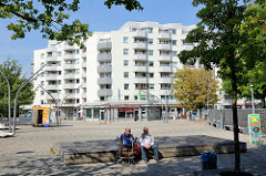 Norbert Schmid Platz in Hamburg Hummelsbüttel - der Platz wurde nach einem Hamburger Polizeibeamten  benannt , der 1971 bei einem Schusswechsel mit Mitgliedern der Roten Armee Fraktion  erschossen wurde.