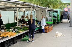Marktstände auf dem Wochenmarkt an der Borsteler Chaussee im Hamburger Stadtteil Groß Borstel.
