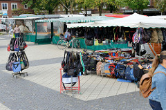 Marktstände auf dem Wochenmarkt Strassburger Platz in Hamburg Dulsberg.