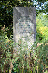 Denkmal an die Toten im ersten Weltkrieg an der Alsterdorfer Straße in Hamburg Alsterdorf - Vorderseite Inschrift Unseren im Weltkrieg  1914 - 1918 gefallenen Helden treuen Andenken - die Alsterdorfer.