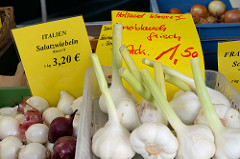 Frischer Knoblauch und Salatzwiebeln   auf dem Wochenmarkt Tibarg im Hamburger Stadtteil Niendorf.
