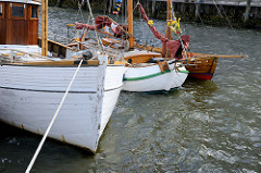 Schiffsbug von historischen Holzbooten / Ewern am Sandtorkai vom Traditionsschiffhafen / Sandtorhafen zum Elbefest in der Hamburger Hafencity.