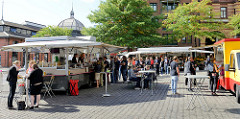 Wochenmarkt auf dem Gelände vom Altonaer Fischmarkt im Hamburger Stadtteil Altona Altstadt; Marktstände.