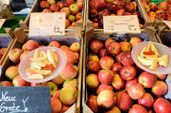 Wochenmarkt in Hamburg Langenhorn / Schmuggelstieg; Marktstand mit frischen Äpfeln in Holzkisten.