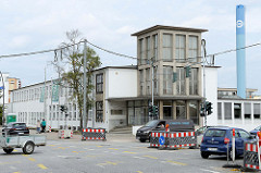 Verwaltungsgebäude  der  Norddeutsche Schleifmittel-Industrie in Hamburg Lurup / Luruper Hauptstraße; errichtet 1936 Architekten Speckbötel, Last & Beecken. Das Gebäude steht als Kulturdenkmal Stadtteils unter Denkmalschutz.