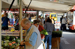 Marktstände auf dem Wochenmarkt im Hamburger Stadtteil Wellingsbüttel.