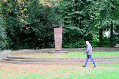 Kriegerdenkmal im Saseler Park - Denkmal für die Gefallenen der Weltkriege 1914 / 18 und 1939 / 45; die Anlage steht Denkmalschutz.