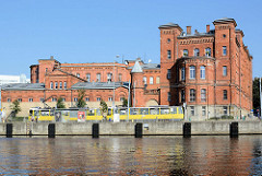 Historische Backsteinarchitektur am Ufer der Westoder in der polnischen Hafenstadt Stettin.