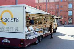 Wochenmarkt am Wiesendamm, Verkaufswagen für Käse und Milchprodukten in Hamburg Barmbek.