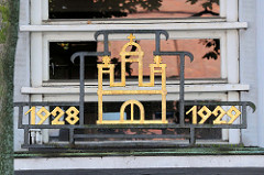 Hamburg Wappen und Jahreszahlen an der Fassade der Schule Wendenstraße in Hamburg Hammerbrook.