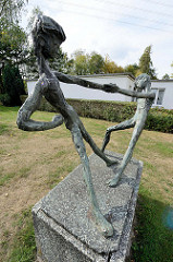 Kunst am Bau - Bronzeskulptur spielende Kinder in Hamburg Lurup; Künstlerin Vilma Lehrmann-Amschler, 1968.