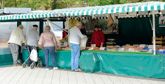 Marktstände auf dem Wochenmarkt Strassburger Platz in Hamburg Dulsberg.
