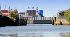 Blick in den Querkanal zur Worthdammbrücke in Hamburg Steinwerder - im Hintergrund der Reiherstieg und ein Containerlager.