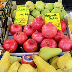 Granatäpfel, Quitten und Birnen  werden an einem Marktstand   auf dem Wochenmarkt Tibarg im Hamburger Stadtteil Niendorf angeboten.