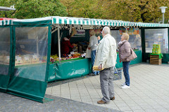 Marktstände auf dem Wochenmarkt Strassburger Platz in Hamburg Dulsberg.